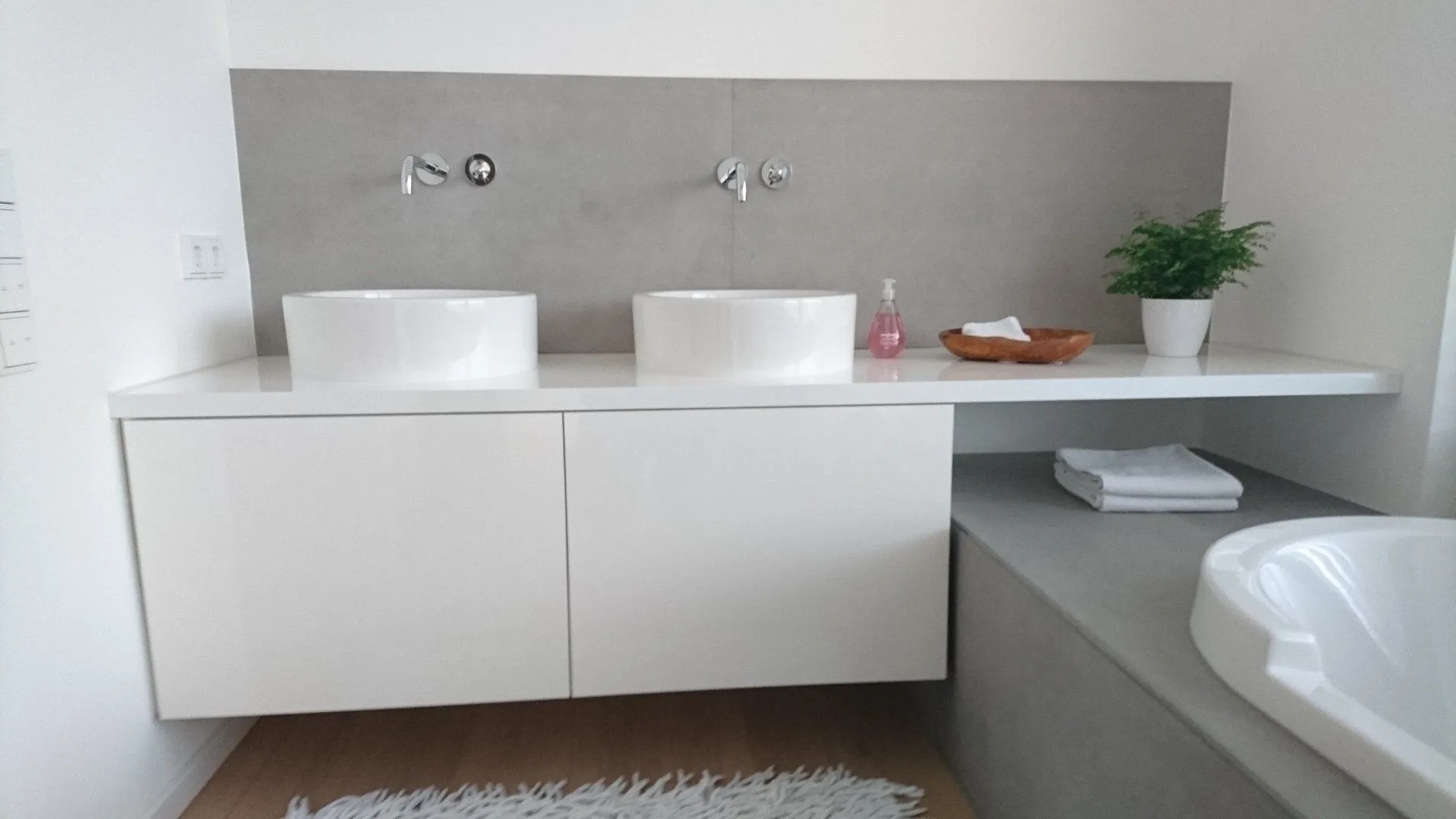 Doppelwaschtisch mit Unterschrank im Badezimmer