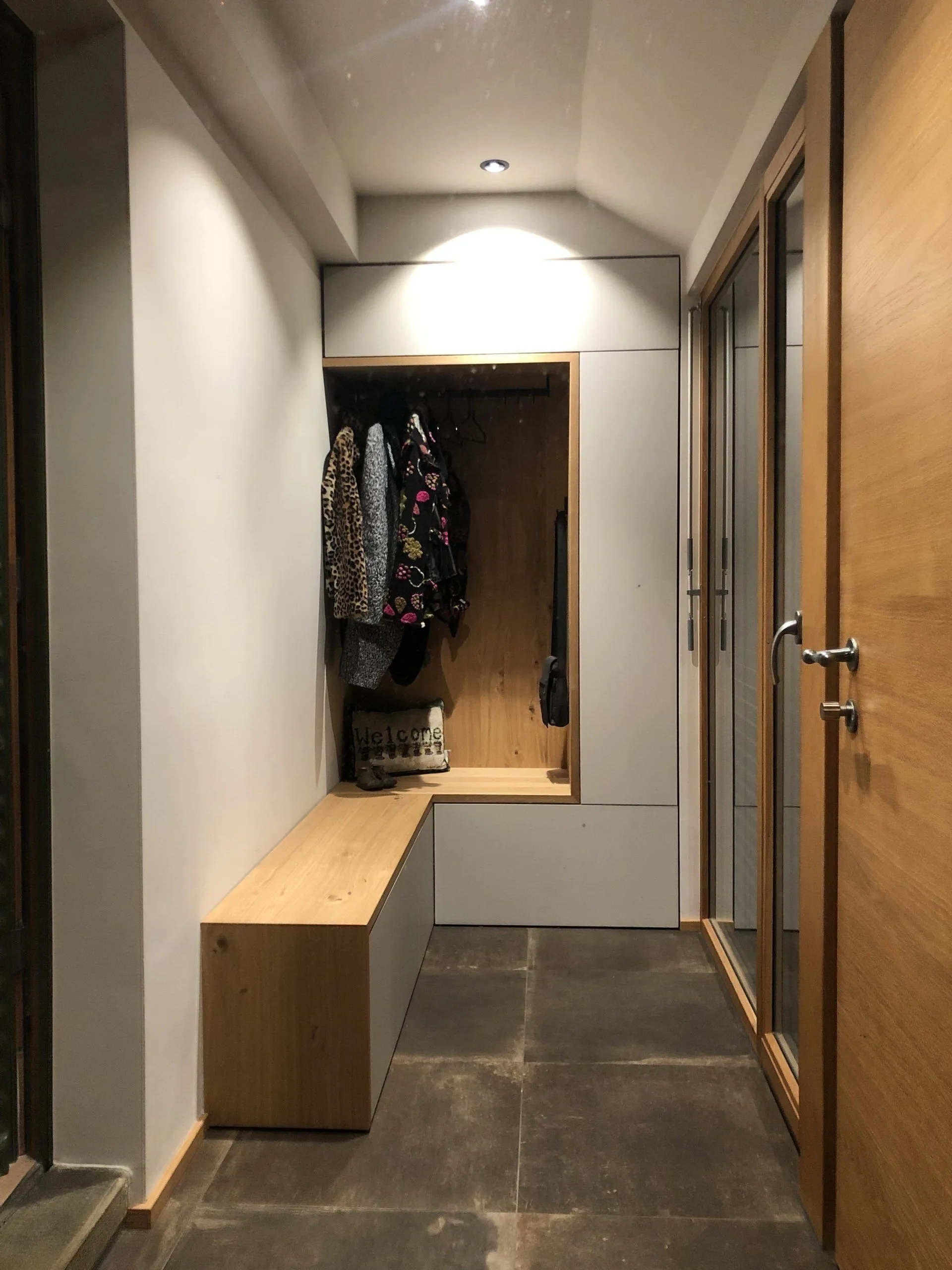 Garderobe und Ankleide in Eiche mit Sitzbank