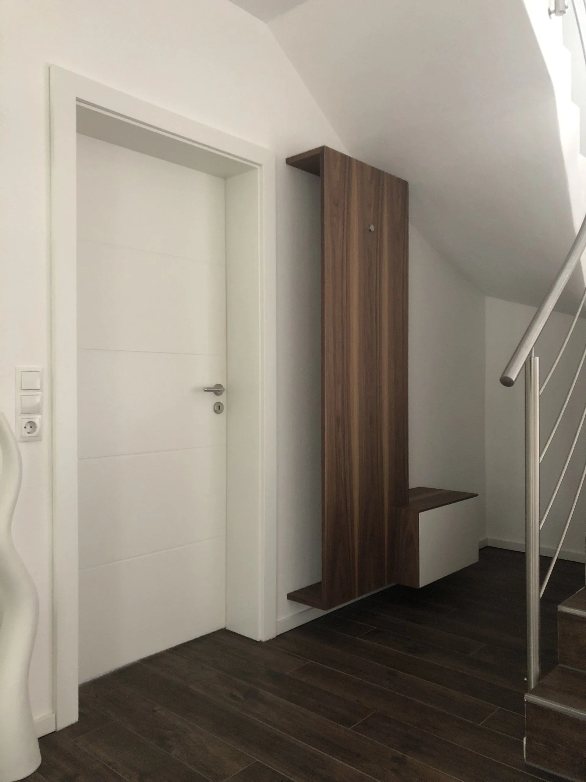 Garderobe in Nussbaum mit klappbarem Element
