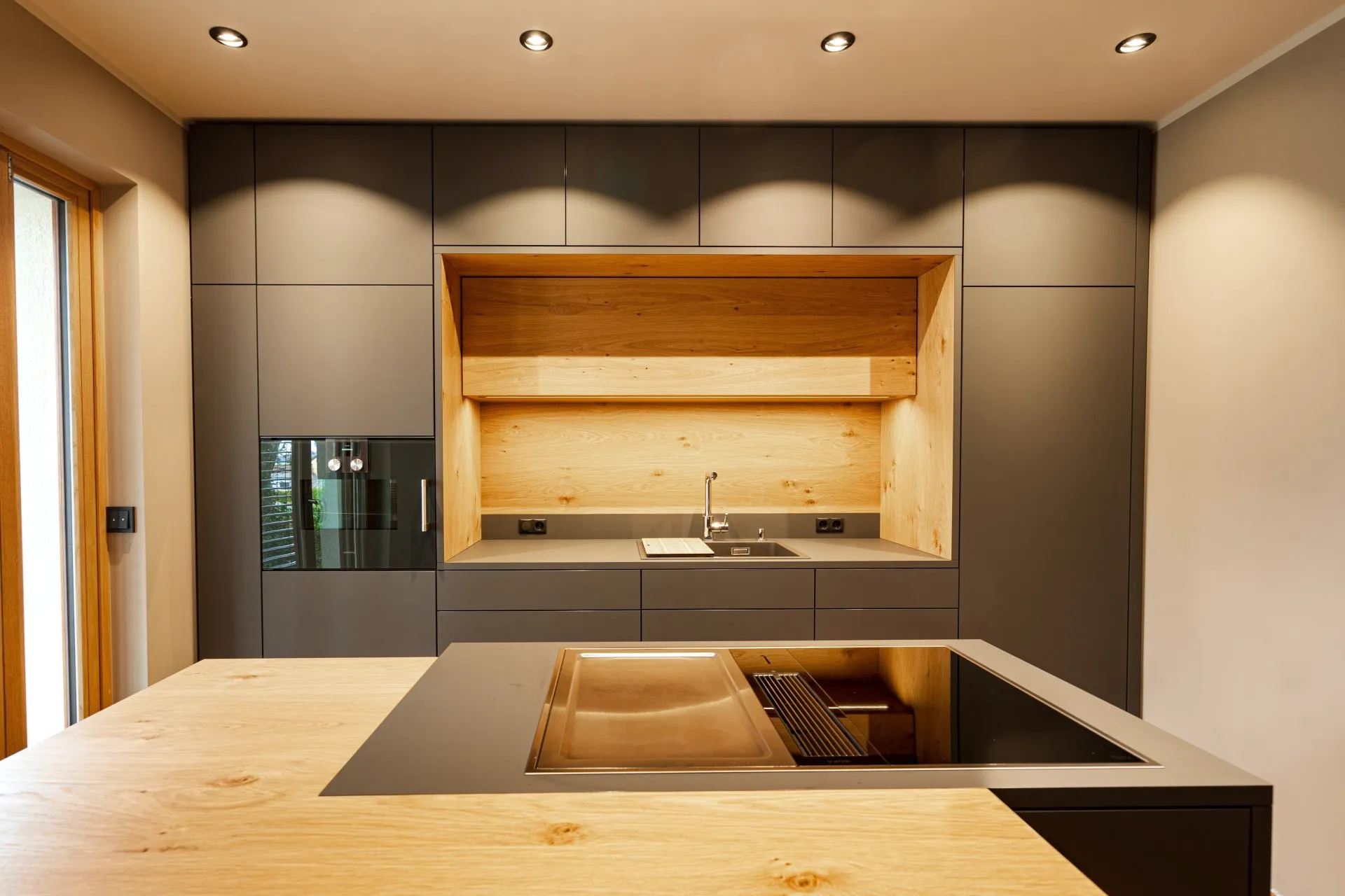 Moderne Wohnküche mit beleuchteter Massivholz-Kochinsel
