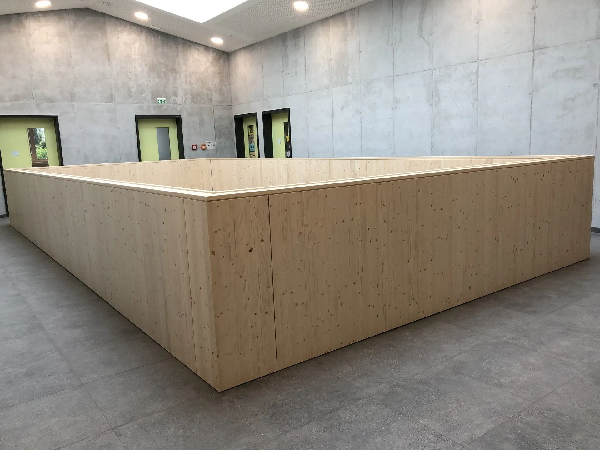 Innenausbau mit Holzverkleidung und Sichtbeton