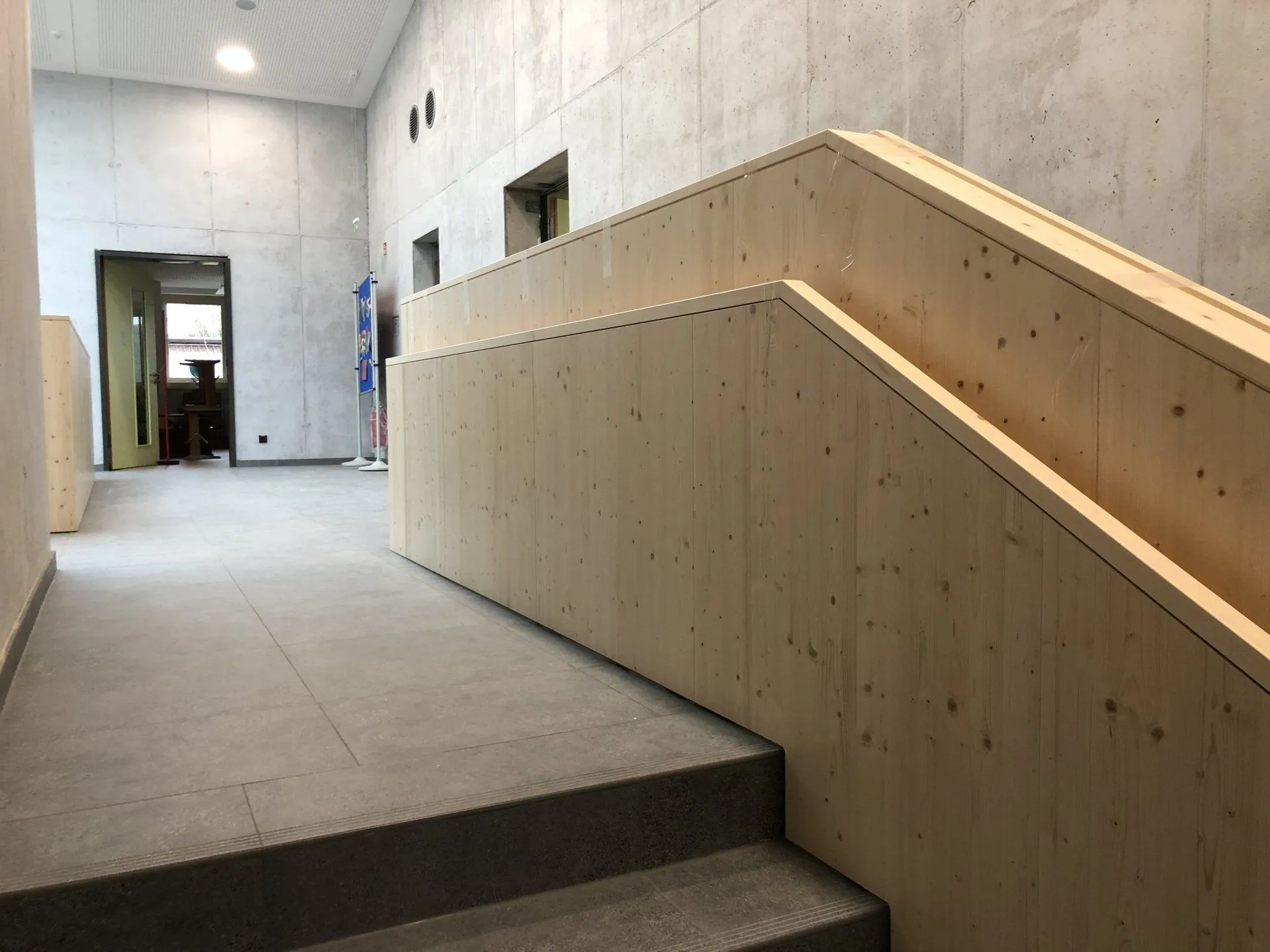 Treppenaufgang mit Holzverkleidung im Objektbau