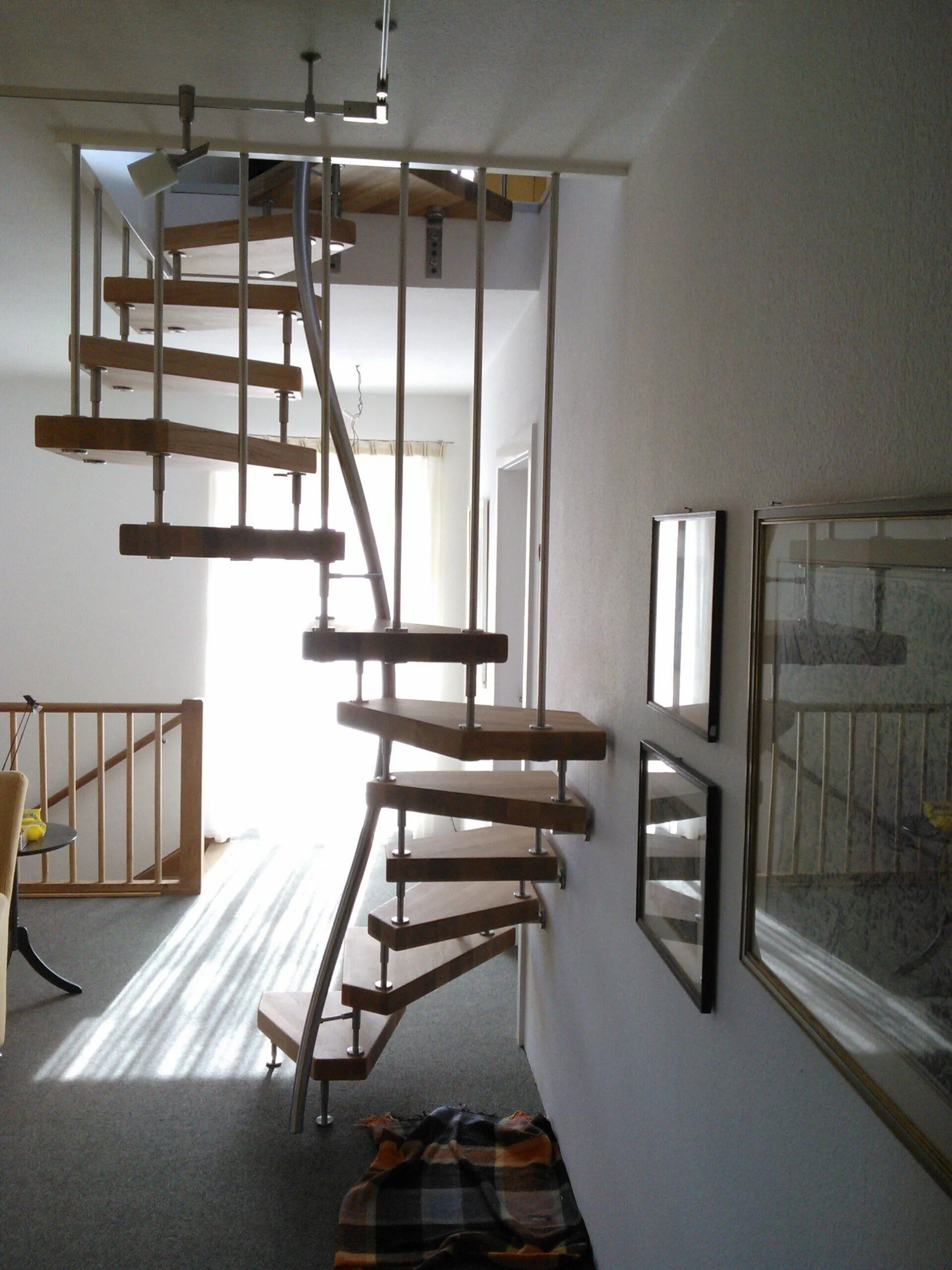 Wendeltreppe aus Holz und Stahl